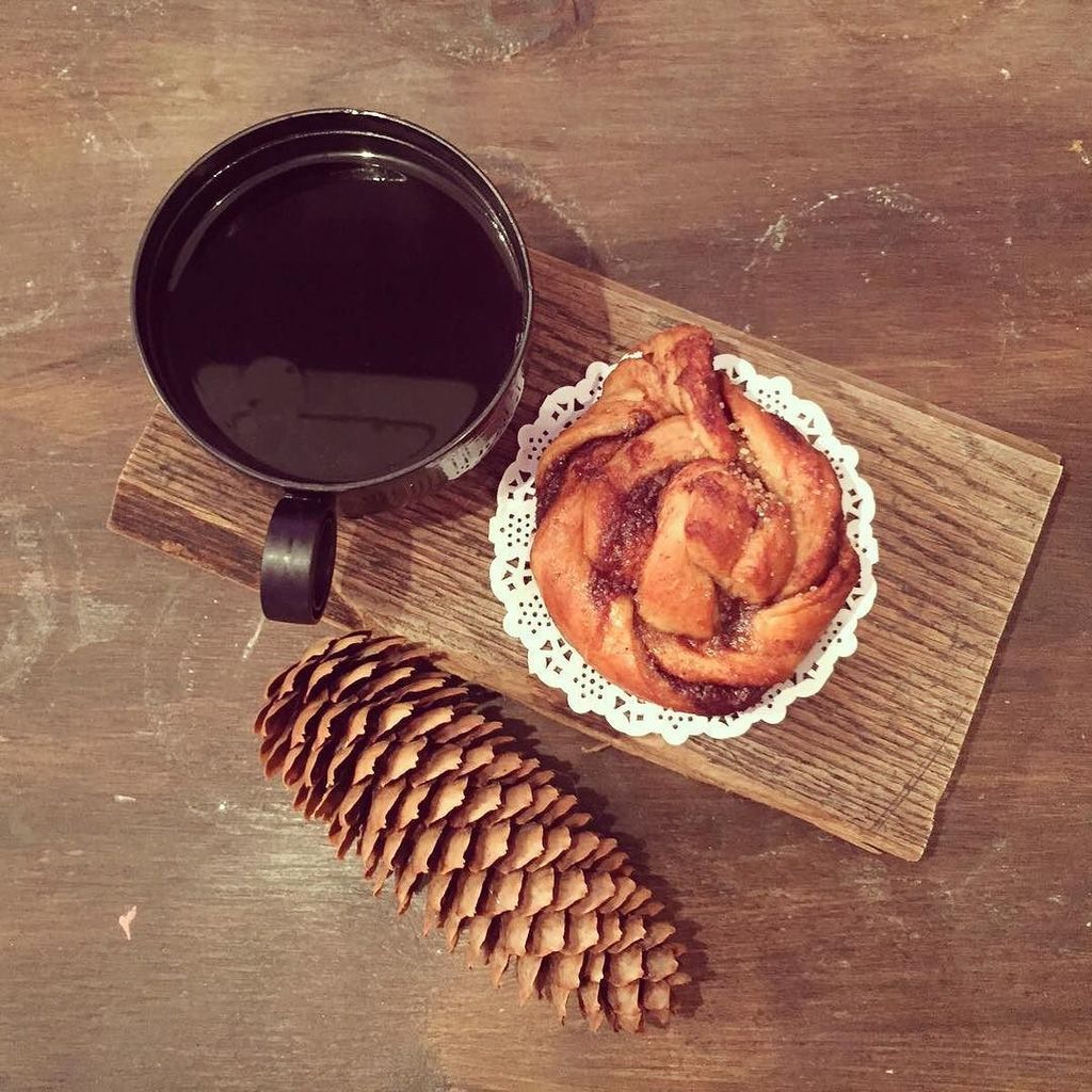 Sunday blues? We’ve got the solution! Come and Fika with us at Arctic Bazaar - escape the cold and enjoy a hot drink and a cinnamon bun. Open from 3-11pm at @arthostelleeds •
#fika
#leedspopups 
#leedswintermoments 
#popupcafe 
#localartists ift.tt/2jaWBhM