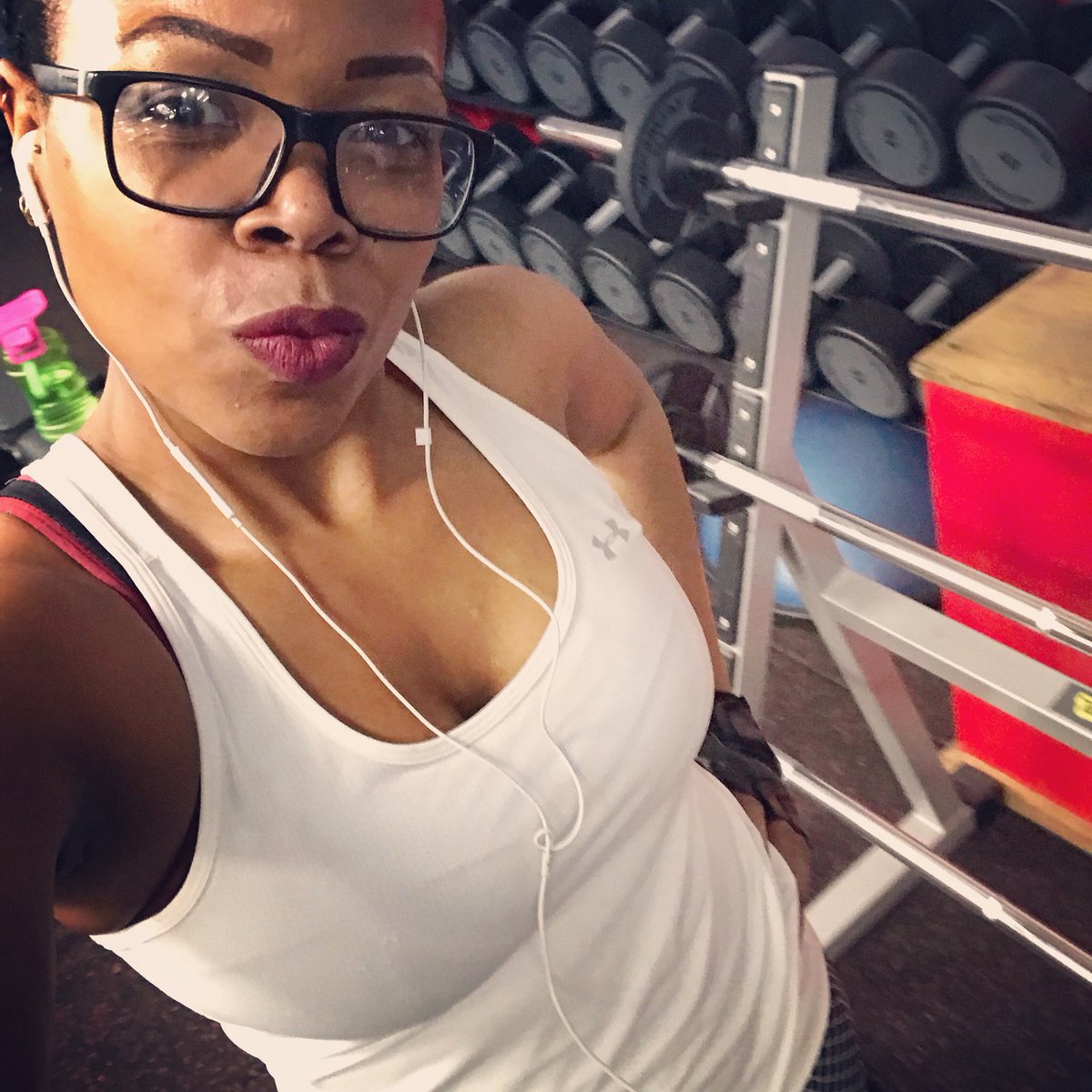 ClaireNsmith01's tweet photo. A rare site!! Empty weight area...... #sundaysessions #weighttraining #gym #gymantics #weights #weightsession #selfie #gymselfie https://t.co/NpUmt8zhnB