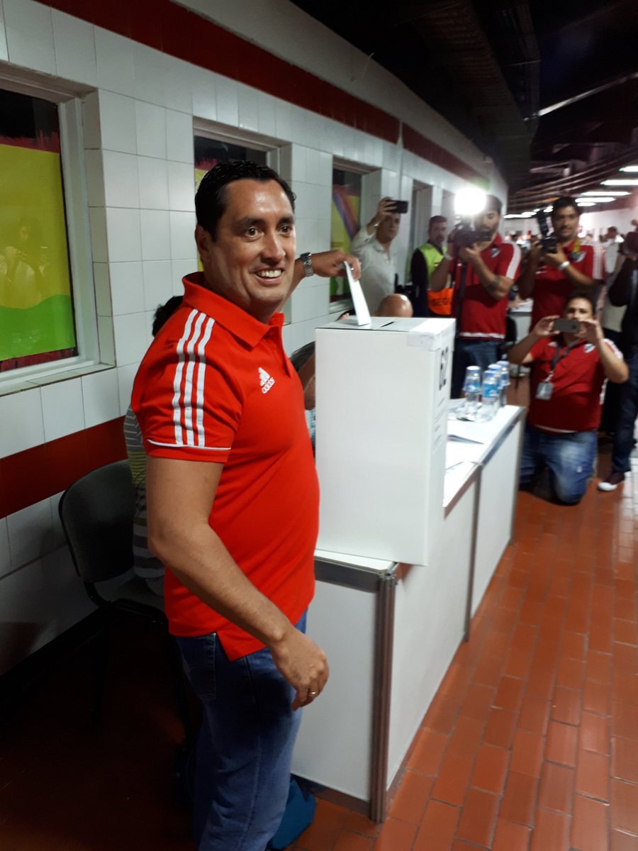 nscorpa's tweet photo. El @DrCarlosTrillo candidato a Presidente de #River por el frente @VamosConTrillo Lista 4, en el momento de emitir su voto minutos antes de las 10.00 horas en la mesa 62 https://t.co/P7lwSTIhEN
