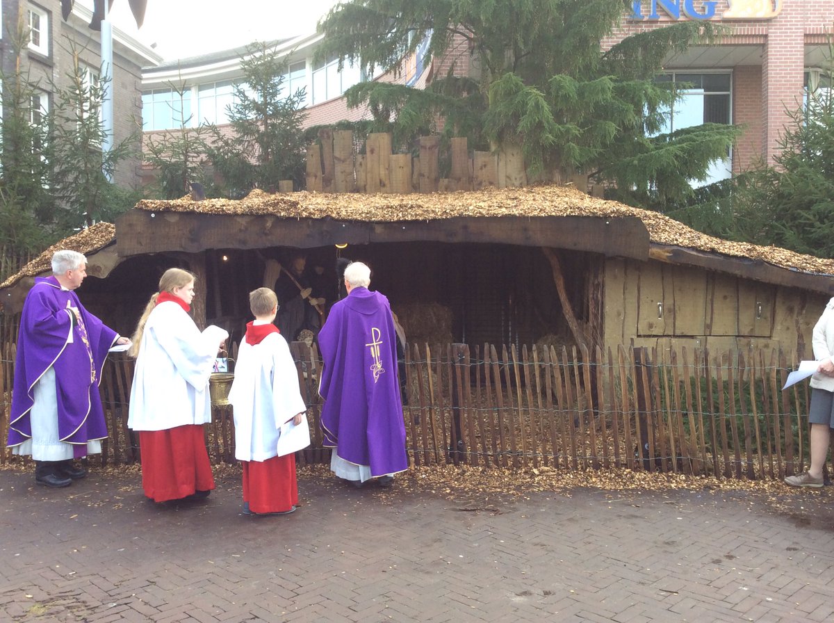Inzegening vd Kerststal op de Markt <a href="/_Valkenswaard/">GemeenteValkenswaard</a>. Elk jaar weer neergezet door onze medewerkers vd buitendienst.