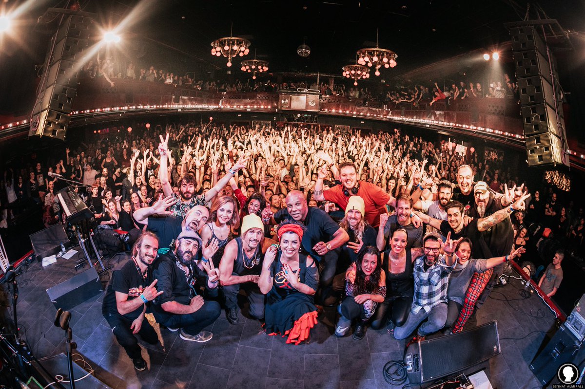 amparanoiaofi's tweet photo. Fin de Gira en Barcelona “APOTEÓSICO” ❤️💃🏻
Gracias a tod@s por este maravilloso #WelcomeTour2017
#Amparanoia #ElPoderDeMachin https://t.co/J2Vreu3f4p