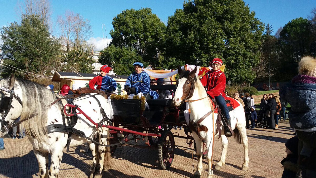 Luci_Irno's tweet photo. Bambini è arrivato #BabboNatale questa mattina nella sua casetta  #LuciIrno #CostellazioniInfinite #UnaFavolaperBambini #Natale2017 https://t.co/pMrb1egp0F