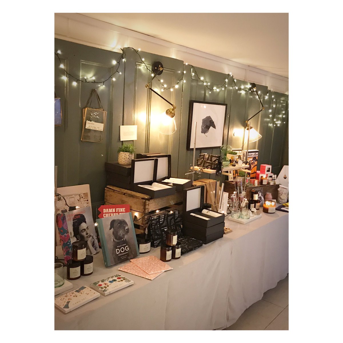 itemsofnoteuk's tweet image. Brave the cold and warm up with a complimentary glass of mulled wine at our cosy festive pop-up, happening now! We're here until 5pm, downstairs @CornerKitchenE7