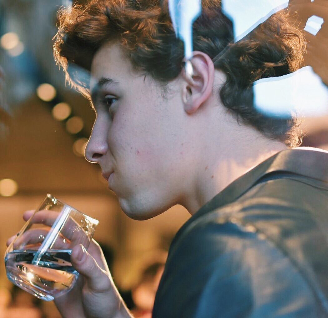 DailyMendesLife's tweet photo. a man that drinks water 😩😩🤤😝💦 https://t.co/sVOfwl2y2I
