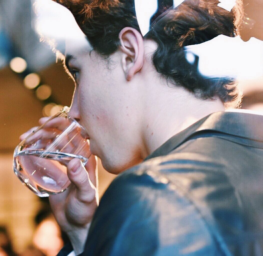 DailyMendesLife's tweet photo. a man that drinks water 😩😩🤤😝💦 https://t.co/sVOfwl2y2I