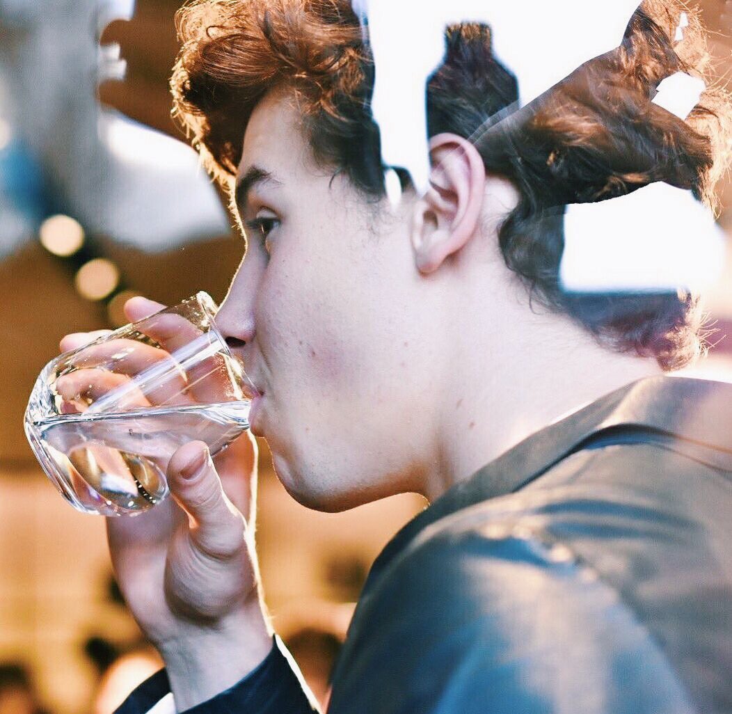 DailyMendesLife's tweet photo. a man that drinks water 😩😩🤤😝💦 https://t.co/sVOfwl2y2I