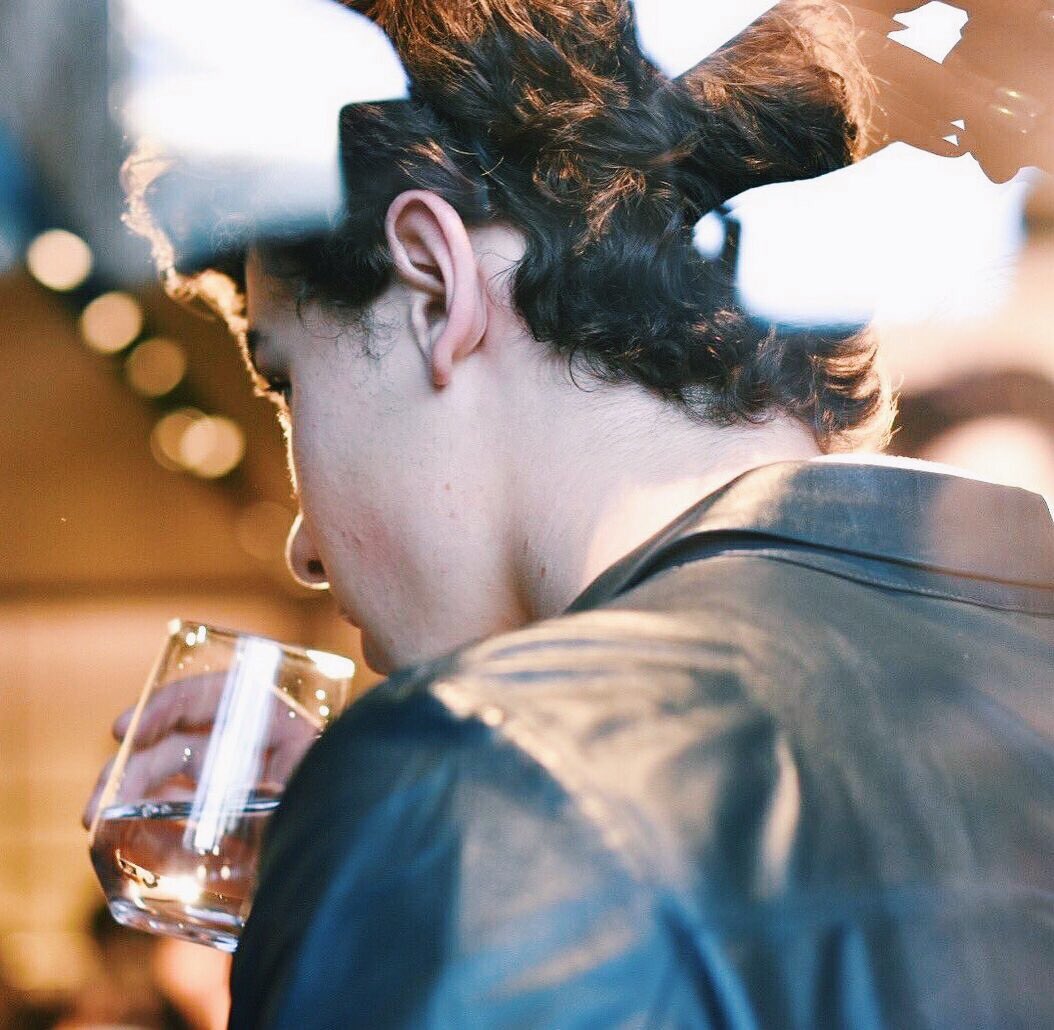 DailyMendesLife's tweet photo. a man that drinks water 😩😩🤤😝💦 https://t.co/sVOfwl2y2I