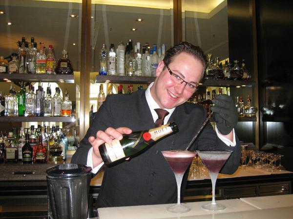 Frankfurt is known for the Frankfurt Book Fair but also for sporting world events. <a href="/RF_VillaKennedy/">Villa Kennedy</a> is where you'll find the perfect retreat for elaborate or intimate #wedding venue. <a href="/AirCanada/">Air Canada</a> <a href="/Lufthansa_FCT/">First Class Terminal</a> #spa #sports #healthylifestyle @MoetUSA #wine