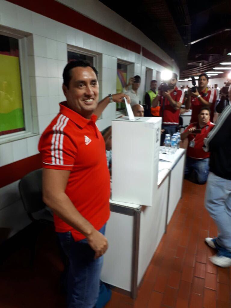 RiverLPM's tweet photo. #RiverVota Carlos Trillo fue el primero de los candidatos en votar https://t.co/jbCCPJqUMJ https://t.co/TXrgITdwRA