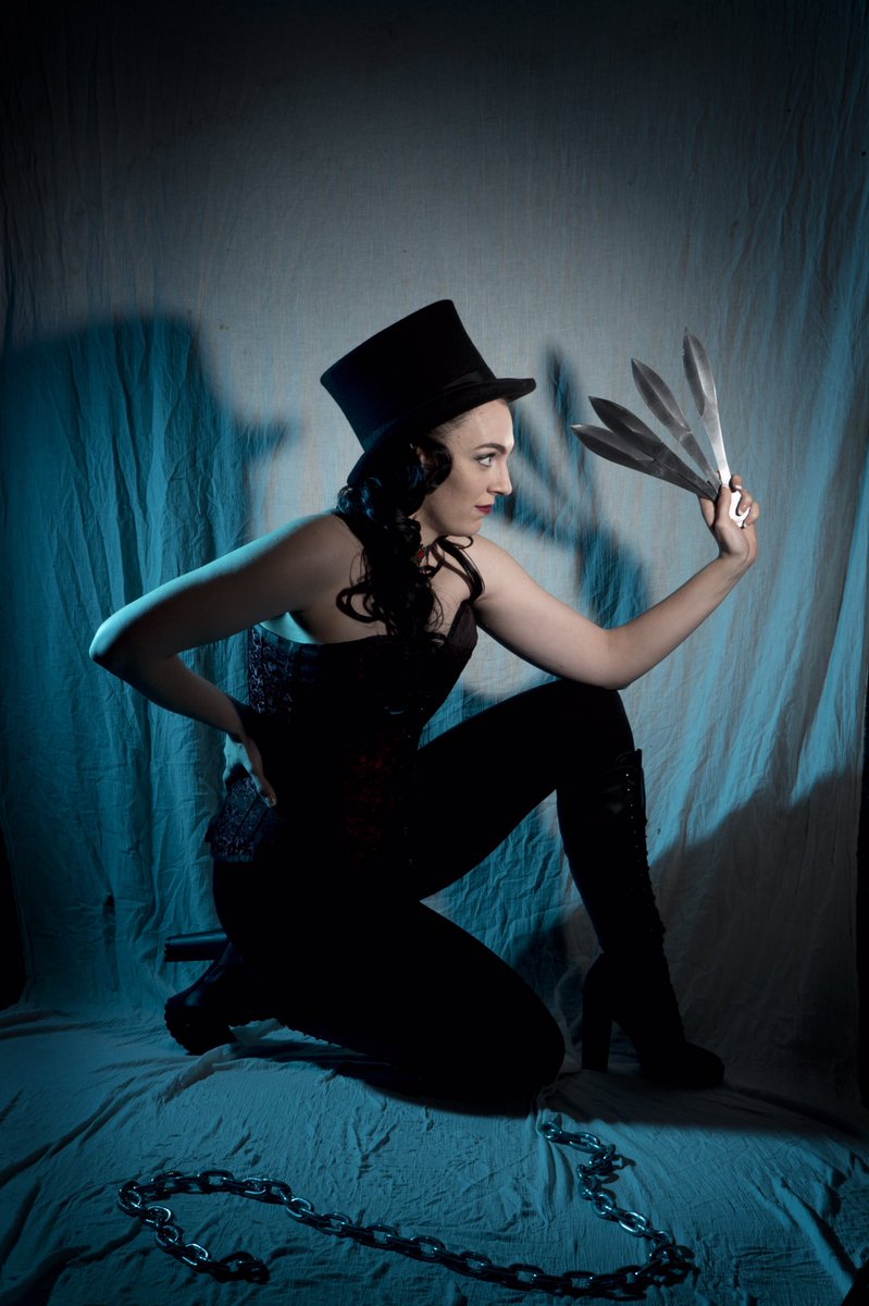 sideshowstunts's tweet photo. Steph sharpening up on her knife skills ! πͺπͺπͺ
Photo by: @World_of_Legend
#knifethrowing #knifethrower #impalmentarts #sideshow #sideshowstunts #stunt #stuntperformer #sideshowgirl #stuntgirl #sideshowperformer https://t.co/Q6EA2xKtRM