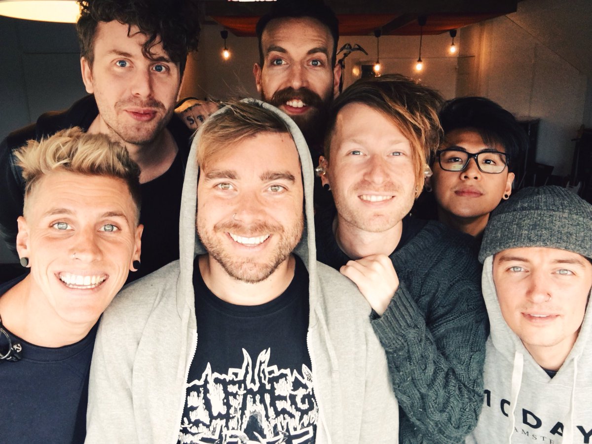 Wij hebben ons een paar weekjes in de repetitieruimte opgesloten om volle bak aan de nieuwe show te timmeren, en timmeren doen we! 🔨