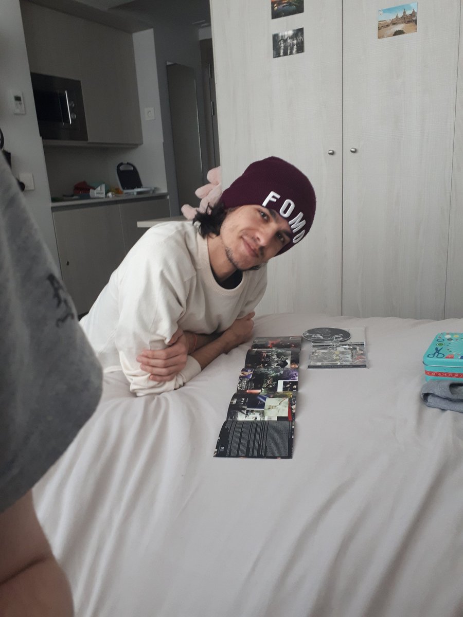 Elenuscatiusca's tweet photo. Buscáos un novio que os mire igual que el mío mira al nuevo disco de @linkinpark #OMLL https://t.co/9RonX7oL7Q