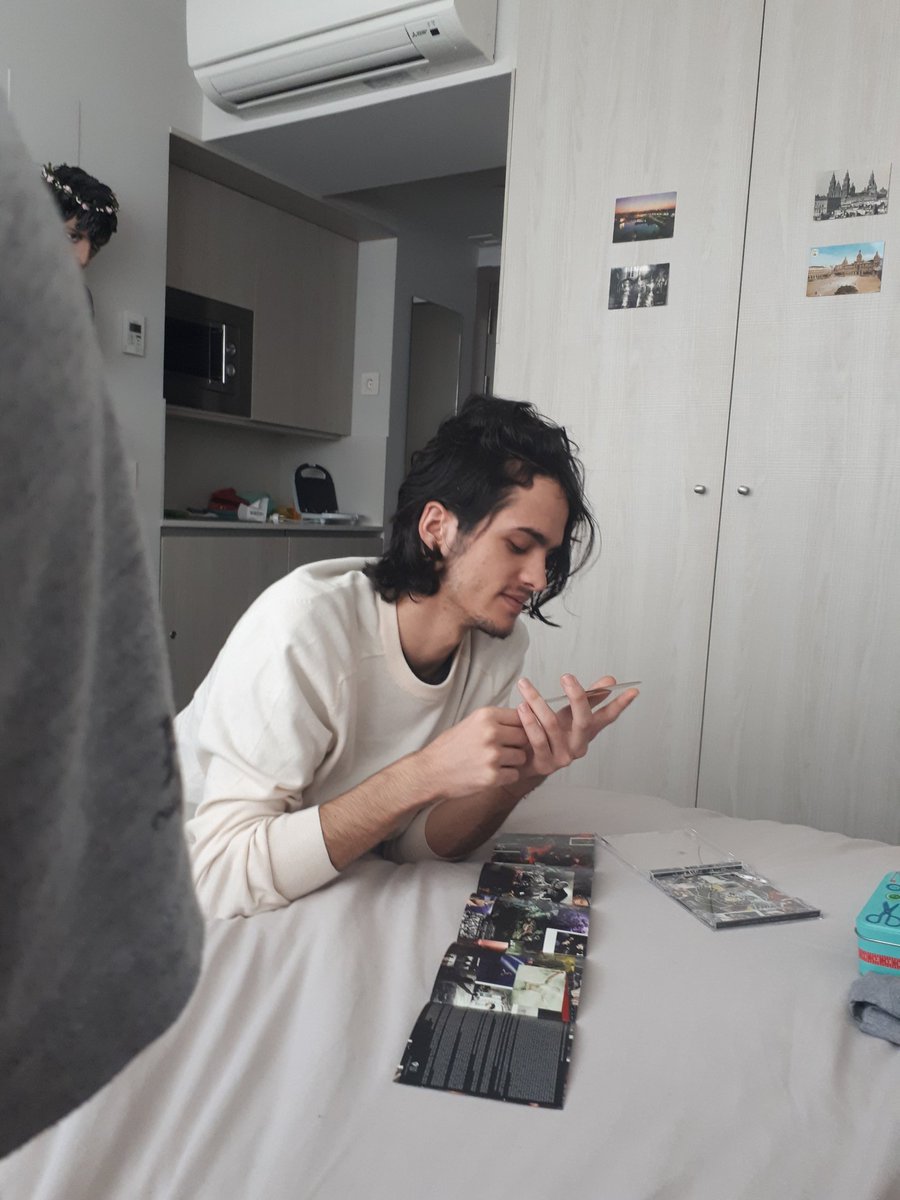 Elenuscatiusca's tweet photo. Buscáos un novio que os mire igual que el mío mira al nuevo disco de @linkinpark #OMLL https://t.co/9RonX7oL7Q