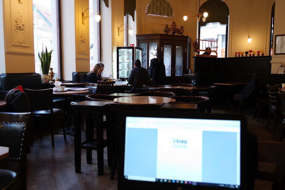 TjsEtreAilleurs's tweet photo. Cet après-midi c'est cession travail sur mon guide aux @EditionsNomades. Dans un café viennois, évidemment ☕️ Dernière ligne droite ! #LeStressMonte @ Café Ritter Ottakring https://t.co/psfYcbF778