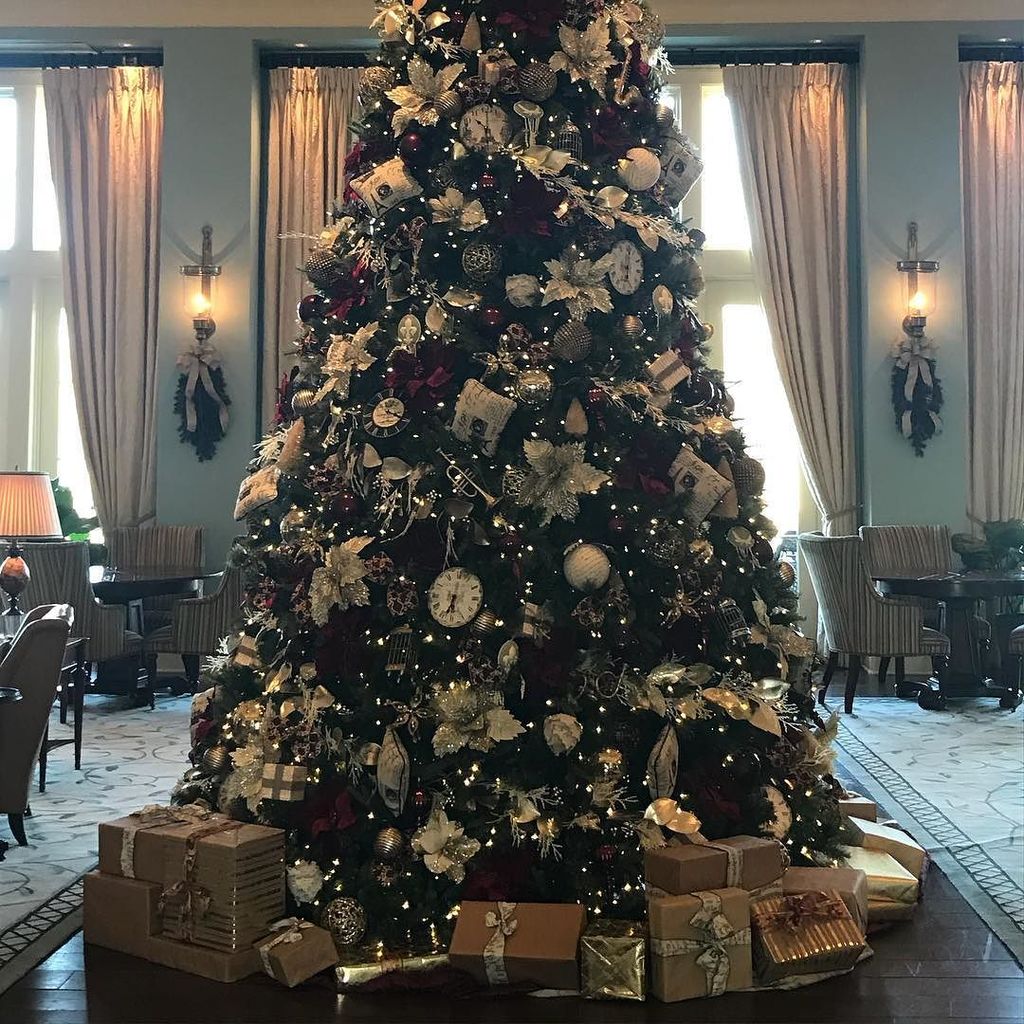 fettiwrap's tweet photo. We love a good tree display! What does under your tree look like? Spruce (ha ha) it up with some @fettiwrap!! 🎄🎄🎄Use Code: WRAPQUEEN for 15% off your order. #shopsmall #christmas #wrappingpresents #christmastree #giftwrapping #giftwrap #bob #blackown… https://t.co/FlLgcw7dwu https://t.co/YeieJ0AQWl