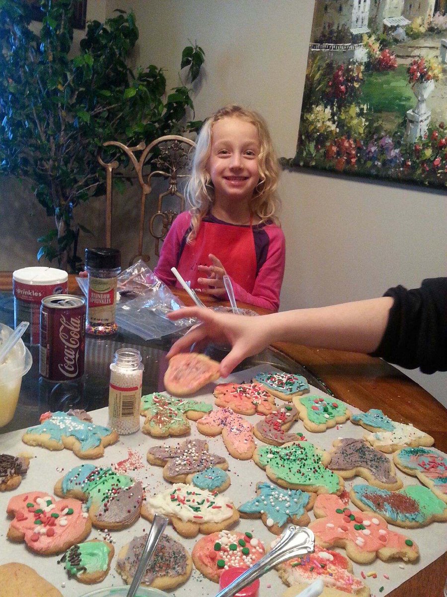 Sarahdan08's tweet photo. @MissBin103 Lilly had so much fun baking Christmas cookies! https://t.co/WKveGXCOeX