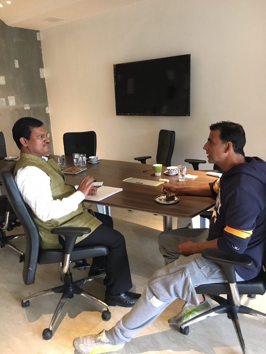 murugaofficial's tweet image. Men in ‘Menstruation’. 

Two men discussing on Menstrual Hygiene!  

The conversation has started!             

Menstrual Hygiene awareness is spreading ! @akshaykumar @mrsfunnybones 
#PadManTalks #PadMan