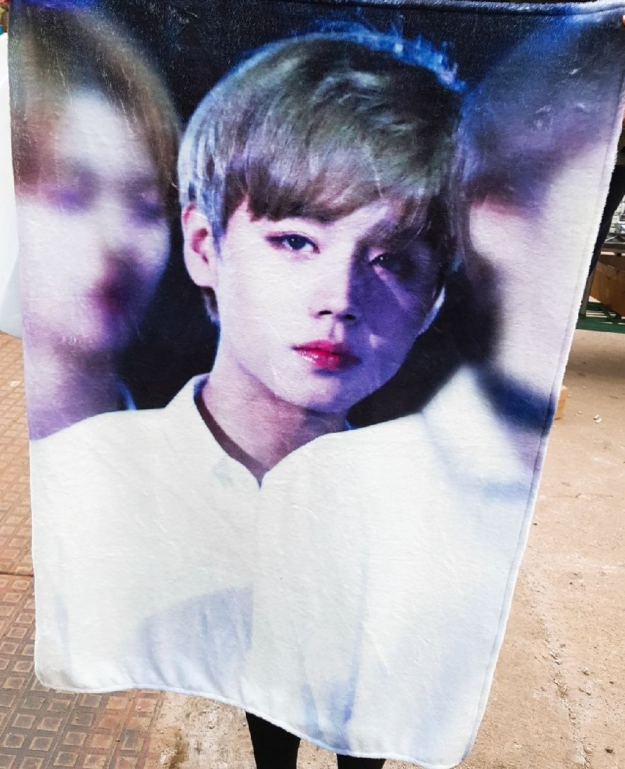 darkchoco529510's tweet photo. 이번 컴백 이벤트 당첨자분께 드리기로 했던 양모담요 샘플용으로 우선 만들어봤는데 너무 예쁘네요ㅎ 사진보다 실물이 훨씬 더 예뻐요!
곧 배송 됩니다, 조금만 기다려주세요~!😙 https://t.co/h2ZjTsVhRW