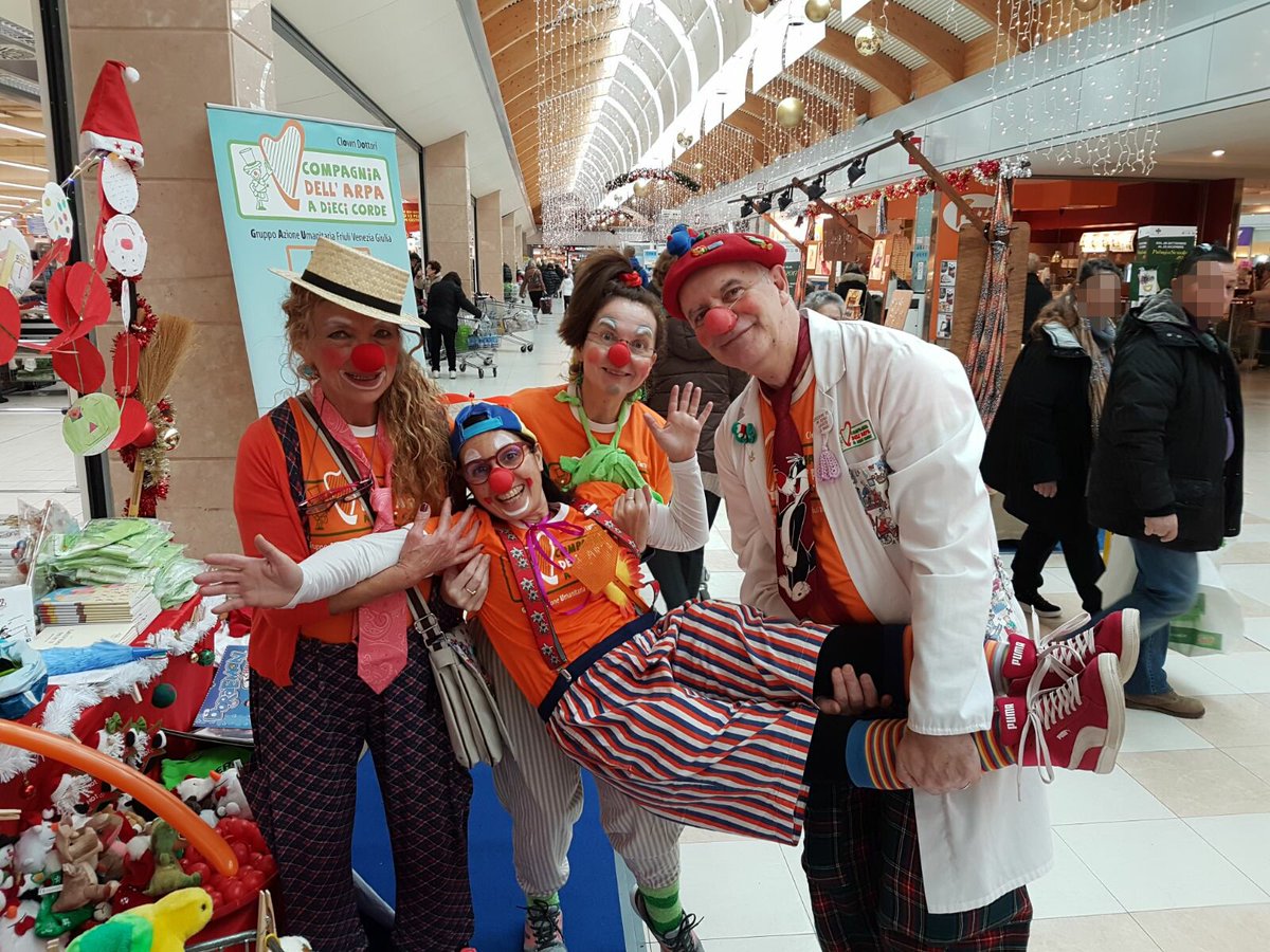 ClownDottori's tweet photo. Continua la giornata dei #clowndottori all'#Emisfero di #Monfalcone
#clownterapia https://t.co/1MrjVgjHk2