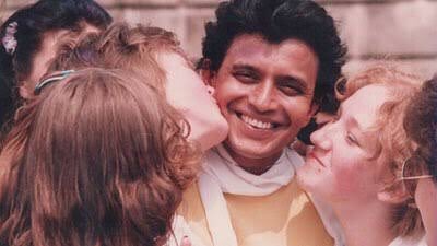 FilmHistoryPic's tweet photo. (1980s) Mithun Chakraborty meets fans in Russia - the original 🕺 https://t.co/cRJGqo1VkA
