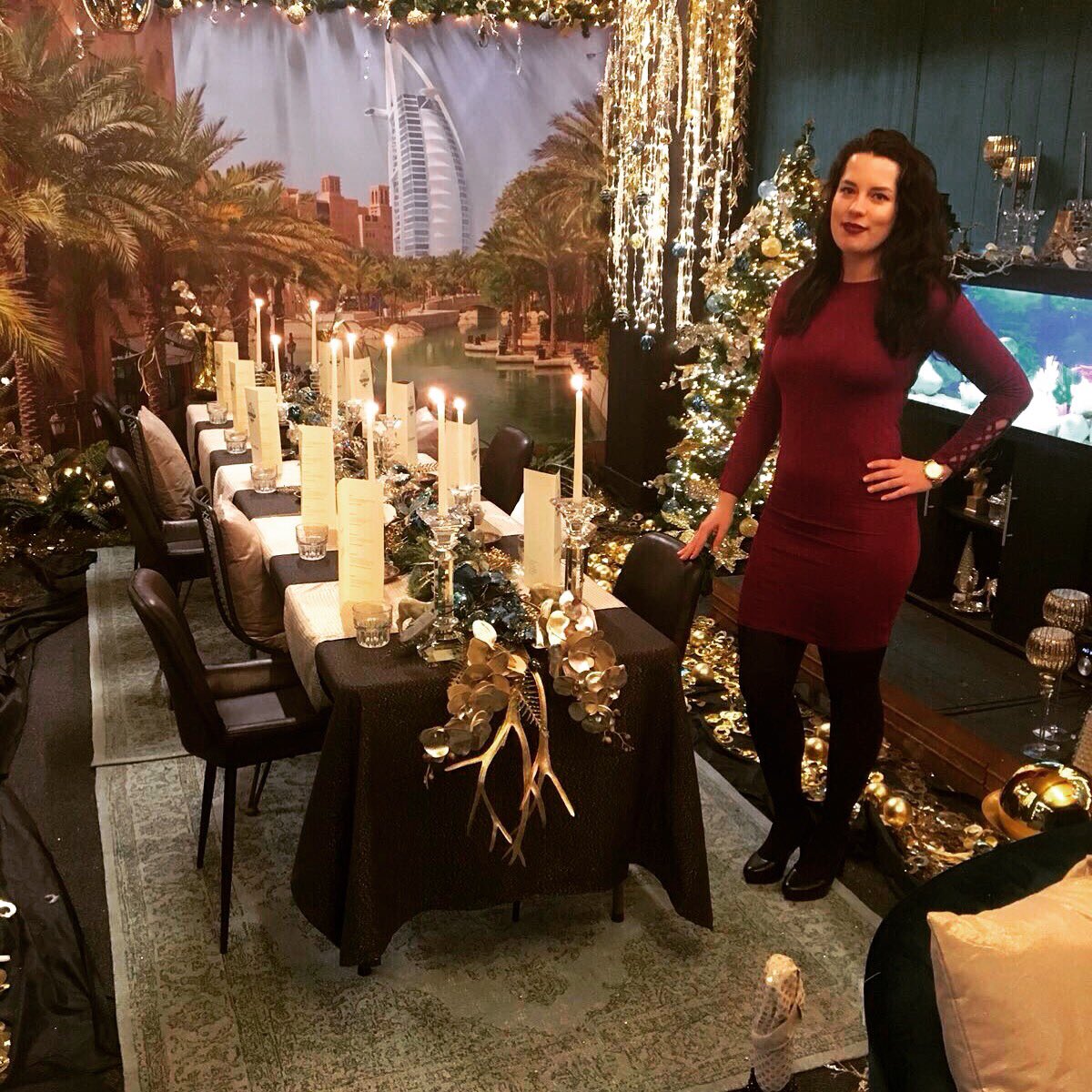 PromoExtended's tweet photo. Wat ziet onze #hostess er goed uit vandaag he? Binnenkort een #kerst- of #nieuwjaarsborrel? Onze #hostesses en #horecahostesses kunnen daarbij helpen. https://t.co/q736yWiuUi