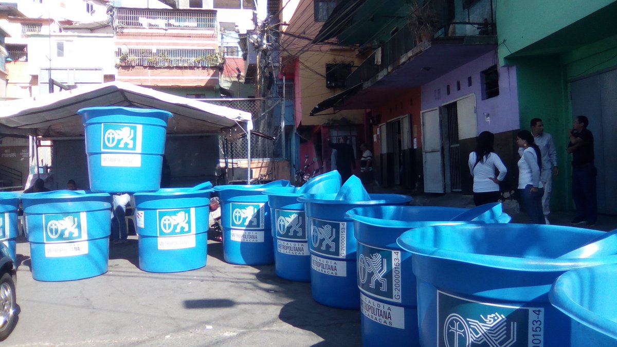 Oswaldosiano's tweet photo. #17Dic ya nos encontramos en el sector #SantaEduvigis parroquia Santa Rosalía, dónde el alcalde (e) @alimansourl, a través de la #AlcaldiaMetropolitana realizará entrega de #Tanques, seguimos trabajando para el bienestar de las comunidad  #AccionSocial #AlcldiaMetropolitana https://t.co/pyMIWkPcjV