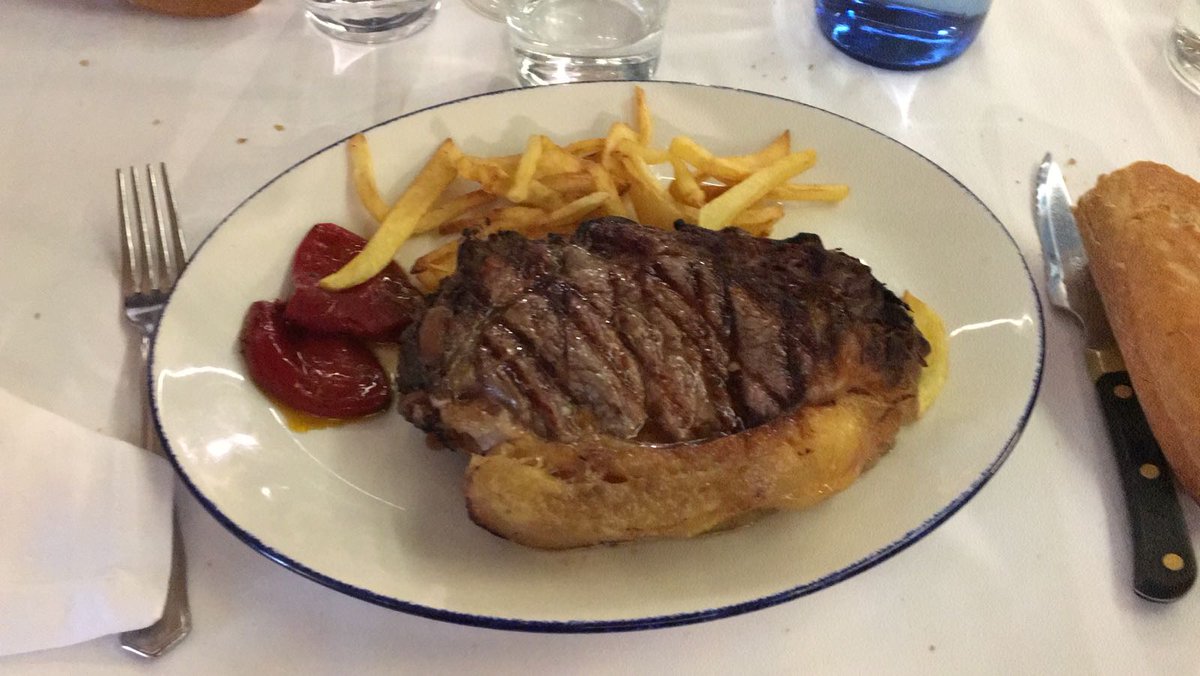 MujerDeCorredor's tweet photo. Después de una media maratón recuperamos fuerzas con un @RamonBilbao y con un chuleton en Asador Matxete #lodamostodo #vitoriamola #mediamaraton https://t.co/uT1k51v1ye