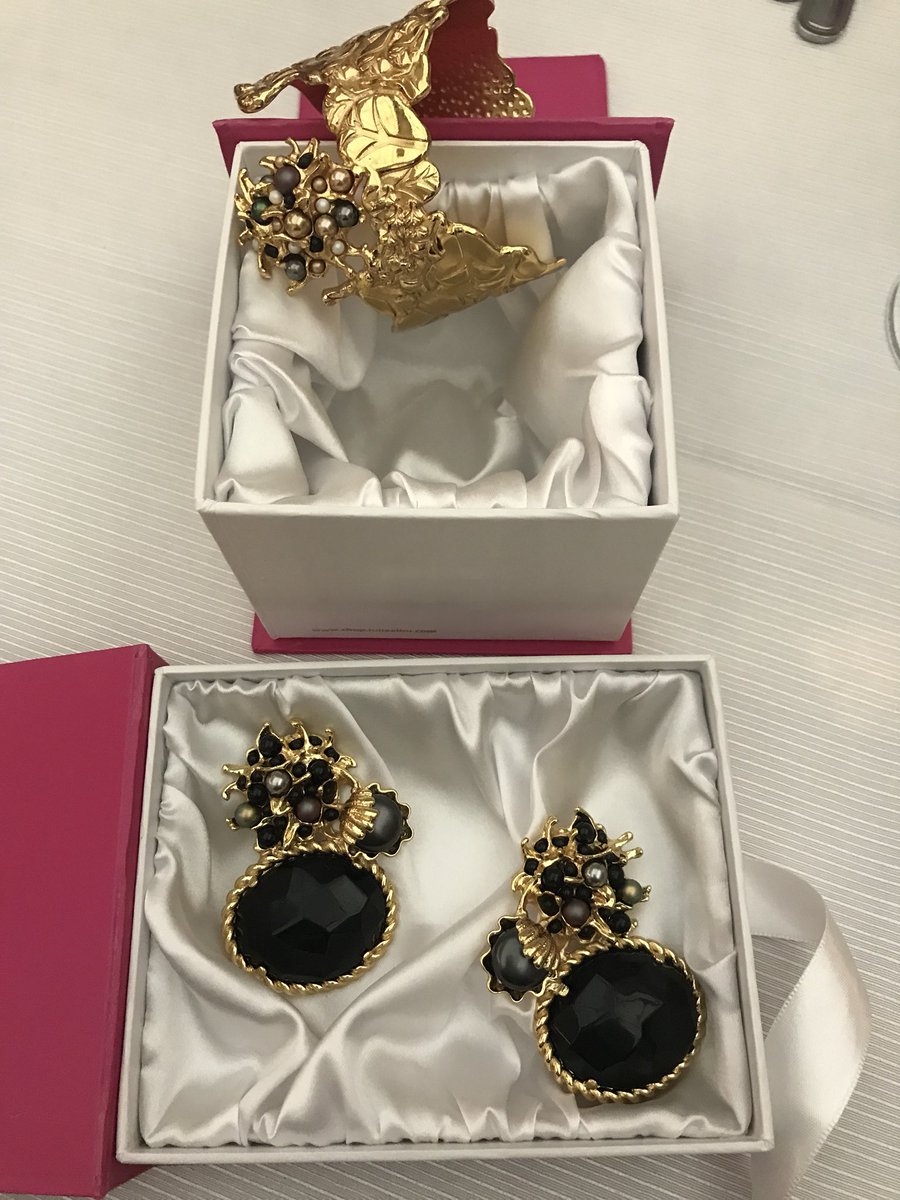 LAURAZAPATAM's tweet photo. Recibiendo regalos de Iulia Albu iamiuliaalbu en Bucarest gran diseñadora Rumana 💝💝💝 una Leona como yo !!! https://t.co/Y6HErnvmGn