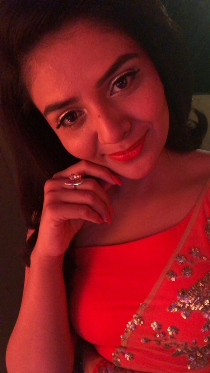MukhiSree's tweet photo. It’s gonna be a really long day! Happy Sunday! ☺️😄 
#backstage #happysunday https://t.co/X2lU3Cn6zl