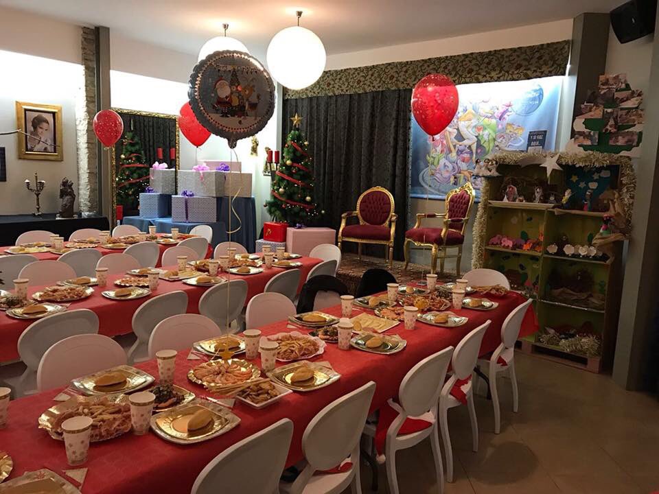 FMaestroGozalbo's tweet photo. Ayer celebramos nuestra tradicional "Cena de Navidad". Decoración navideña, platos ricos ricos y buena compañía. #mg44 #navidadfallera #fallas https://t.co/6RlojWxpCZ