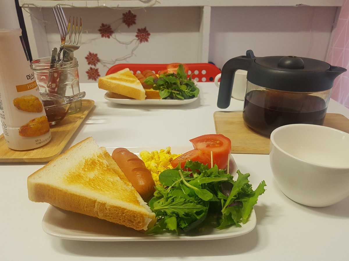 하늘배 게스트하우스 조식♡
딸기잼을 새 모양 유리그릇에 담아주셨다