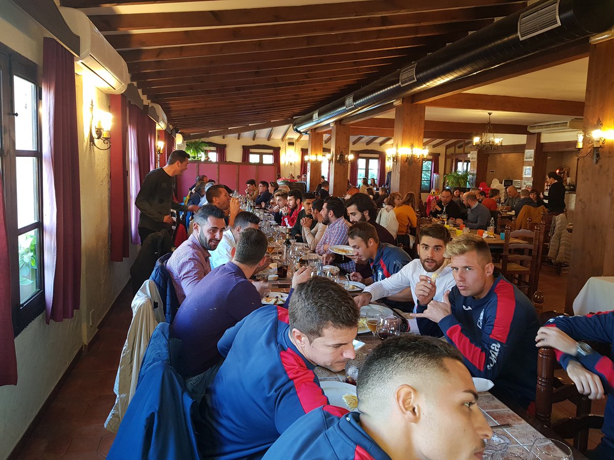 SFCMinerva2's tweet photo. La SFC MINERVA al completo despues de disputar el partido de hoy y sumar 3 puntos despide la primera vuelta y no sabemos hacerlo de una mejor manera que juntandonos todos para realizar una gran comida de navidad. @treceraG13 @sportcartagena https://t.co/5KezwgykCY