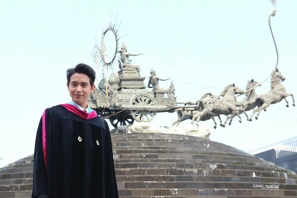 บัณฑิตคนใหม่👨🏻‍🎓🎓กับความหล่อสดใสล้ำไประดับป.เอกโน้นเล้ยยย #ยินดีมากมาย เจอกับตั้งแต่ปี 1 เผลอแปปเดียวจบแล้ว คนเก่งของเจ้ 😚💕 <a href="/Jirayu_jj/">JAMES JIRAYU</a>