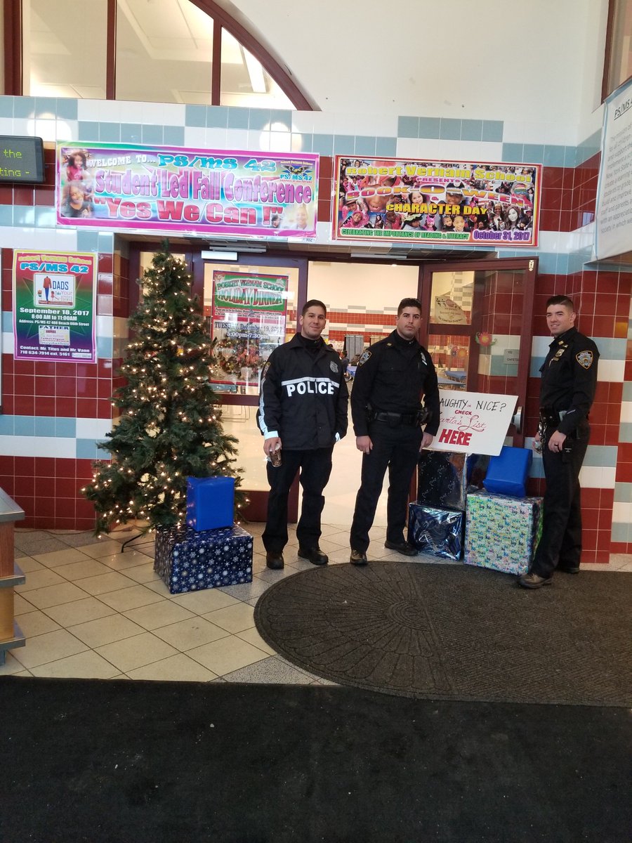 NYPD100Pct's tweet photo. We are very gracious to all the vendors who donated to make this event successful! Special thanks to Principal Finn of PS/MS 42 for providing us the space to entertain the Rockaway Community! @NYPDQueensSouth #BlueSanta https://t.co/wjVZwPU0Pf