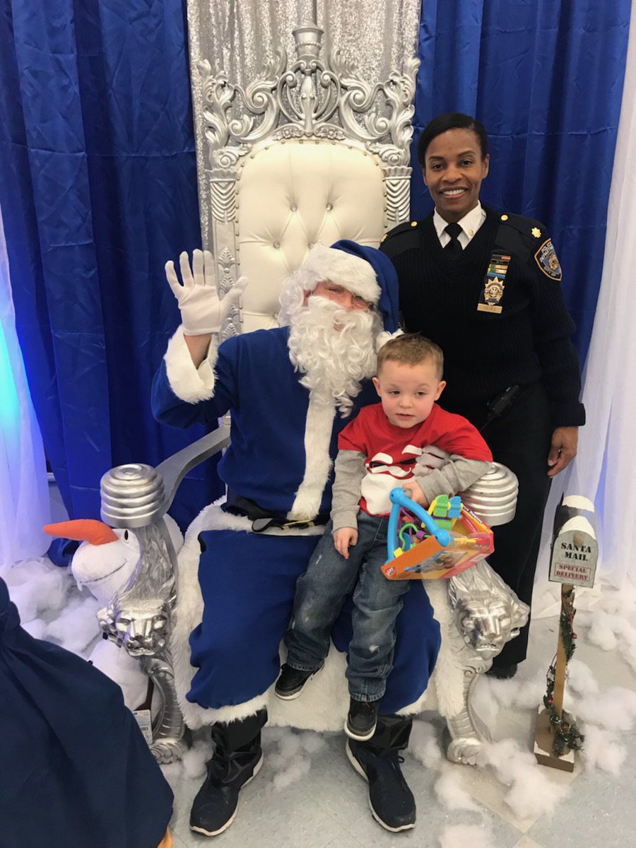 NYPD100Pct's tweet photo. We are very gracious to all the vendors who donated to make this event successful! Special thanks to Principal Finn of PS/MS 42 for providing us the space to entertain the Rockaway Community! @NYPDQueensSouth #BlueSanta https://t.co/wjVZwPU0Pf