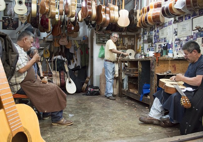 ExpansionMx's tweet photo. GALERÍA Las guitarras de Paracho, un orgullo de la artesanía mexicana con resonancia mundial https://t.co/rojcuEymRz https://t.co/5fGMBkYkFp