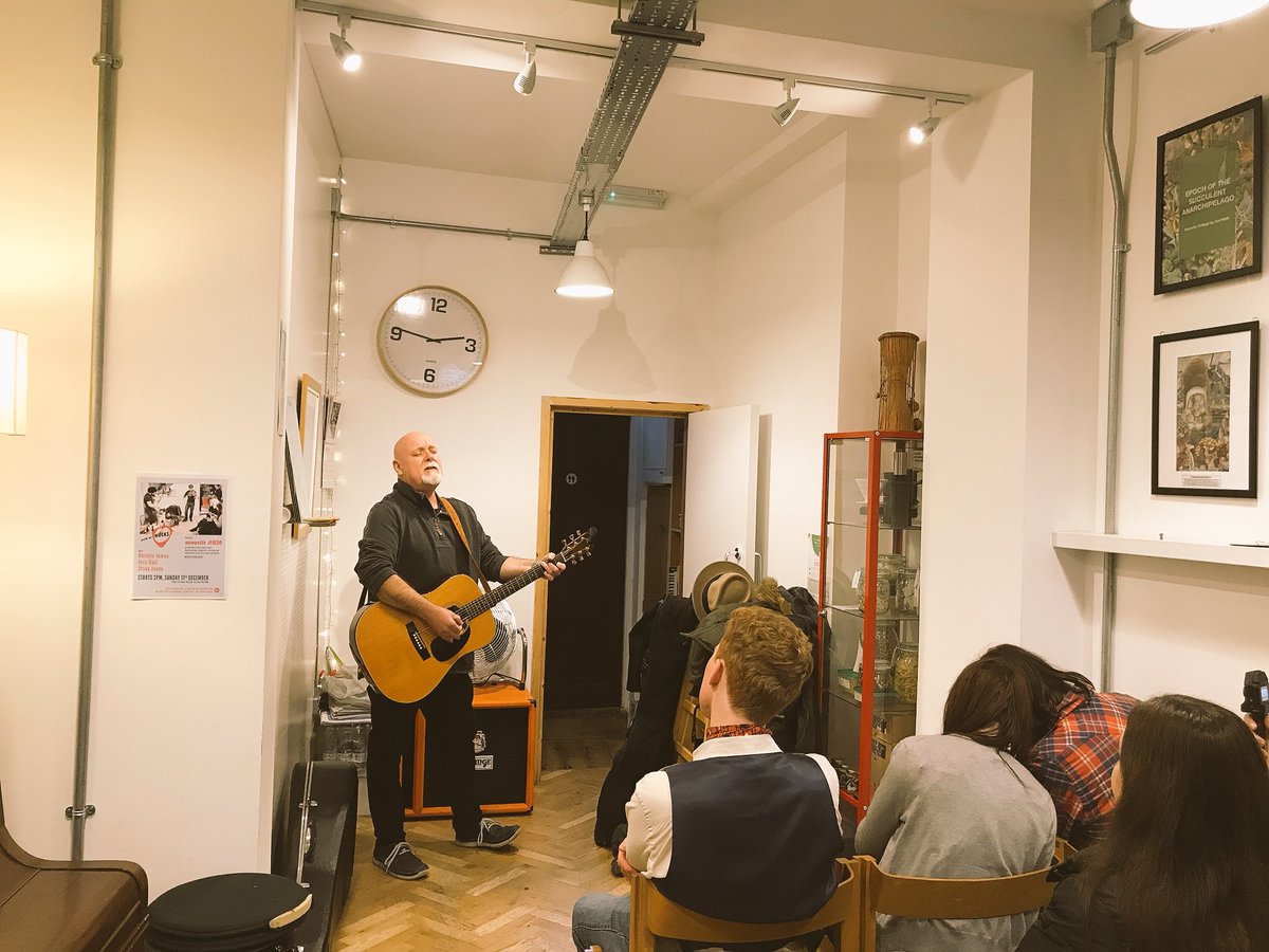 The brilliant <a href="/stevejonesmusic/">Steve Jones</a> kicking off our #020 event. Great storytelling and songs happening now at <a href="/HucksCafe/">HUCKS</a> #Walthamstow