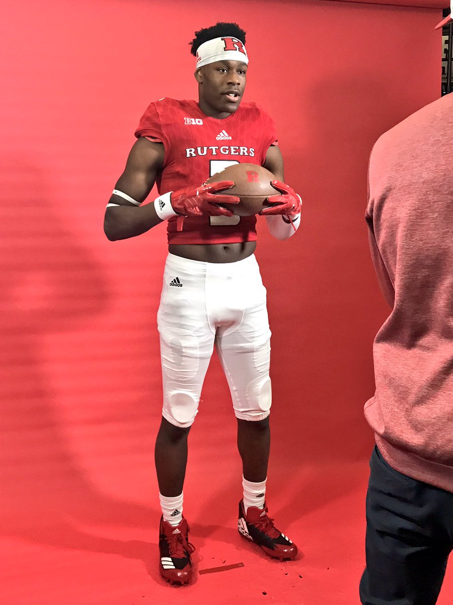 TOPSHÊLFDAE🖤 tweet media