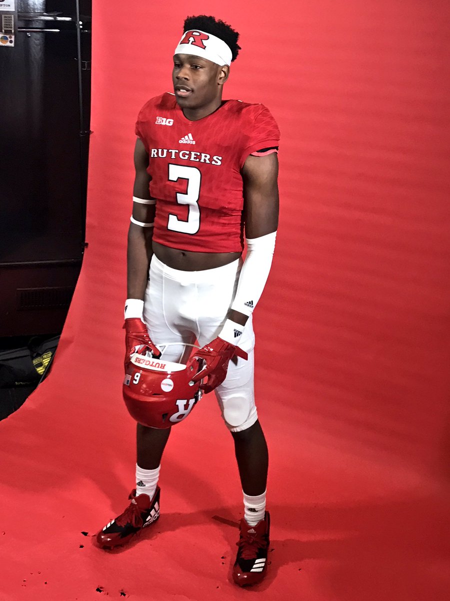 TOPSHÊLFDAE🖤 tweet media