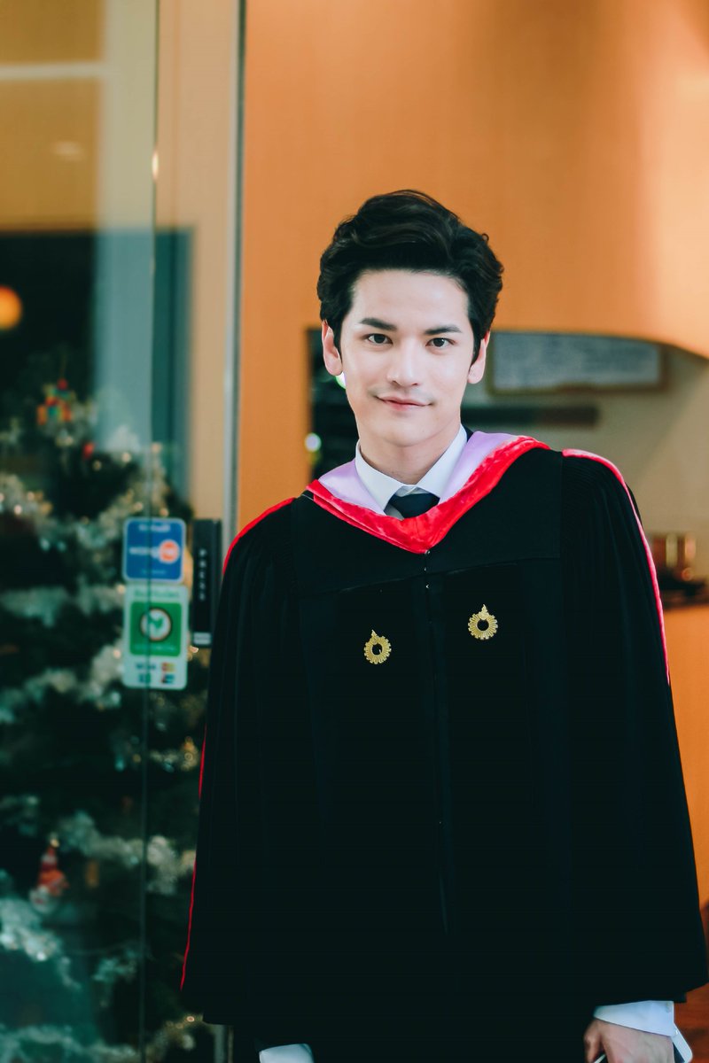 TAOAF8CLUB's tweet photo. ขอแสดงความยินดีกับความสำเร็จของบัณฑิตด้วยค่ะ ทำงานไปด้วย เรียนไปด้วย เก่งมาก ตบมือค่ะๆ 👏 ปล.วันนี้หล่อมากค่ะ 😘 @TaoPhiangphor https://t.co/NgWouAKneg