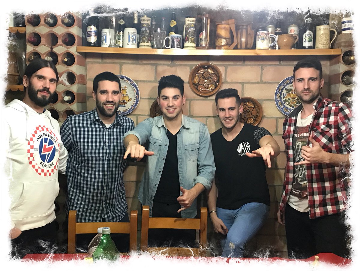 Anoche de cena con <a href="/PLP_poprock/">PerdiendoLosPapeles</a> Arrancamos el 6 Enero como teloneros de <a href="/Despistaos/">Despistaos</a> ; y el 16 de marzo con <a href="/lafugarock/">La Fuga</a> Nuevo año, nuevos objetivos!! #perdiendolospapeles #losplp #plp #livemusic