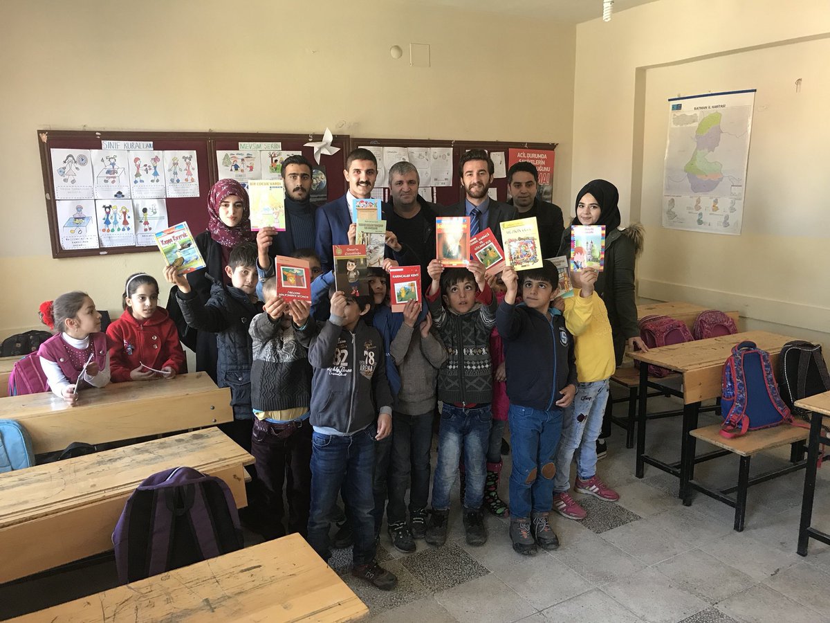 Genç olmak yardımsever olmaktır.
Üniversiteler Teşkilatı olarak Batman’da köy okulundaki miniklere sosyal sorumluluk projemiz kapsamında topladığımız kırtasiye malzemelerini dağıttık 👍🧒🏻👧🏻
<a href="/mecertas/">Melih Ecertaş</a> 
#SeninYerinÜniAK