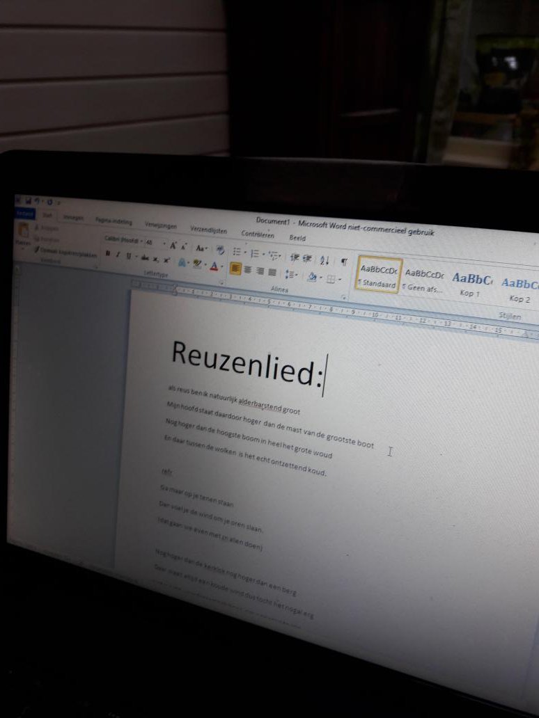 Een nieuw lied klaar voor het voorleestheater van Blauwe Gerrit Productions.