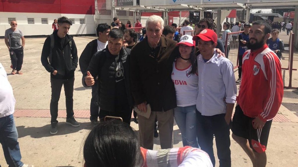 juanabalmedina's tweet photo. #RiverVota #MasRiver #VamosRodolfo  ✉️ ⚪️🔴⚪️

¡Comenzaron las elecciones! Ya podés acercarte a votar, recordá traer tu carnet de socio, tu DNI y tener octubre pago.
📌 Porque estamos orgullosos y agradecidos de todo lo logrado en estos años!!! ➡️ https://t.co/ezQFwXLoLM https://t.co/8gqpGNgj8l