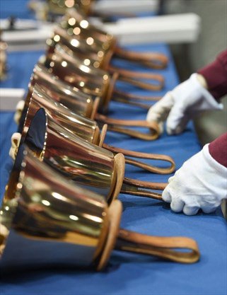 edmsymphony's tweet photo. A Very Merry Christmas
December 22 & 23
Tickets: https://t.co/gysldcRbt9
Founded in 1988 by their director, Robert de Frece, enjoy the @UAlberta faculty of education handbell ringers as they play a set of 75 finely tuned #EnglishHandbells and a set of 37 Suzuki #HandChimes. https://t.co/UvPCPTJrJ3