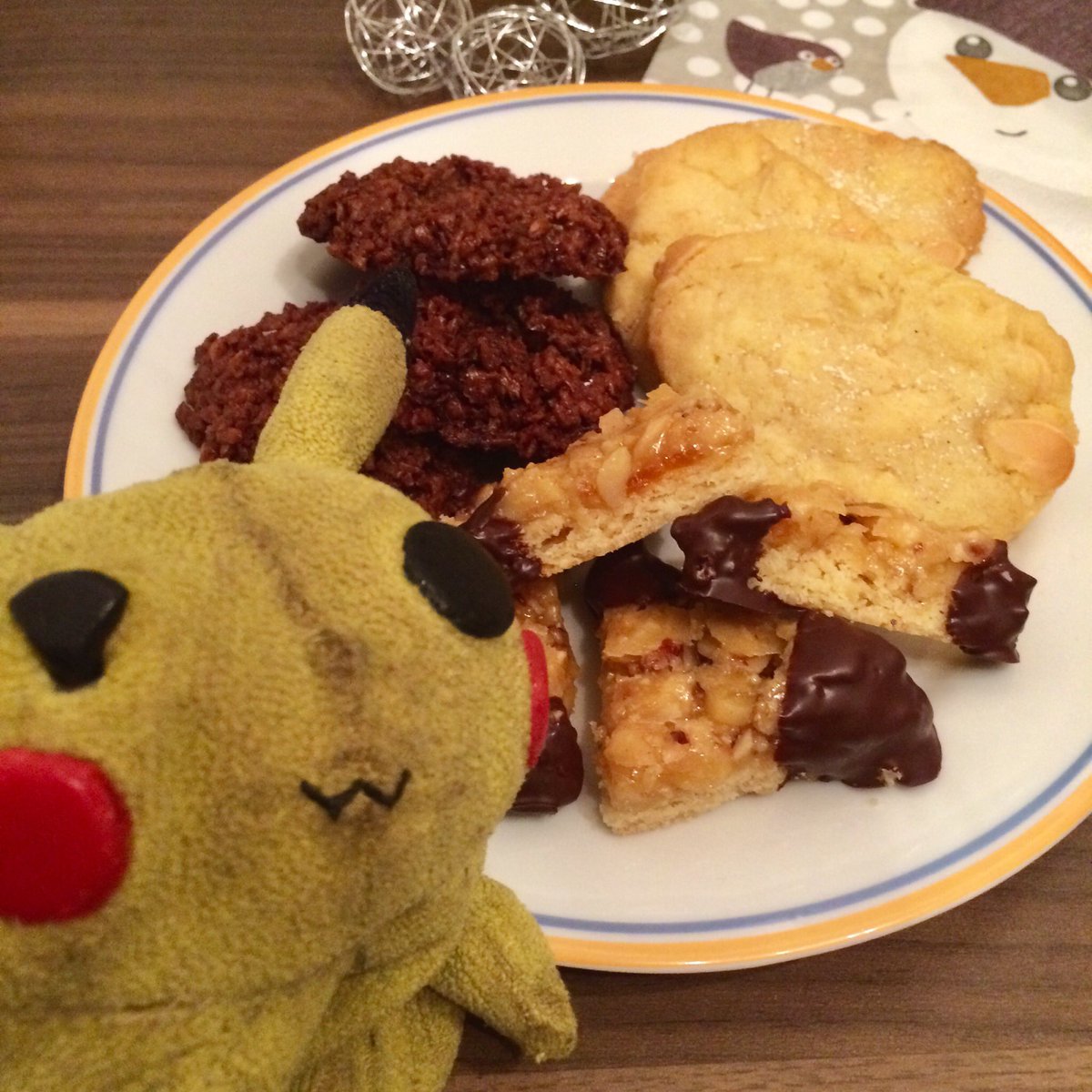 _this_is_sparky's tweet image. A Plätzchen a day keeps the Weihnachtsstress away 🍪 😎 #ThirdAdvent 🕯🕯🕯 #Christmascookies