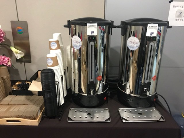 배우 김준면 서포트 연합에서 면돌프를 응원하기 위해 간식 서포트를 진행했습니다.
음식물 반입이 어려워 커피&amp;음료 케이터링을 포함해 다과세트,목에 좋은 배숙&amp;오미자차, 도라지 정과와 더라키 기념마카롱,사과말랭이 등 간단한 간식을 전달했습니다.
준면이와 배우&amp;스탭분들께 힘이 되었길 바라요!