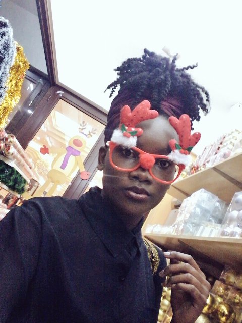 VictoriaMerabF's tweet photo. #LetsShareChristmas when in DOUDT, wear #Red https://t.co/6S2JXxedTB