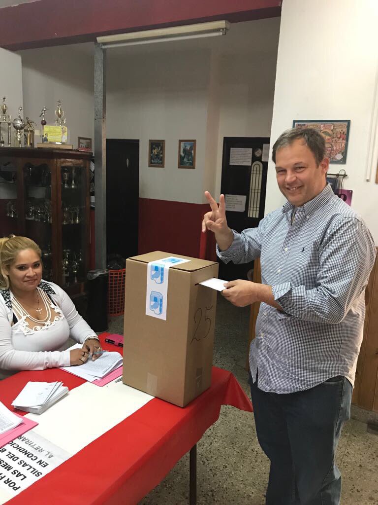 gustavomenendez's tweet photo. Por la unidad del PJ bonaerense ya votaron @LaloLalodalmau #CnelSuarez #HugoCurto #Tresdefebrero @CascallaresPJ #AlteBrown @UnidadPJBsAs https://t.co/iV9qfP1eqA