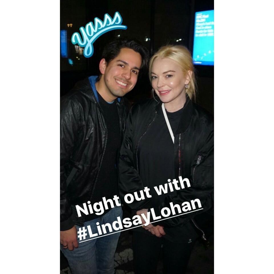 WebLindsayLohan's tweet photo. Lindsay Lohan (@LindsayLohan) With Fans last night in New York City. 📷 https://t.co/ugv0pSVsvk